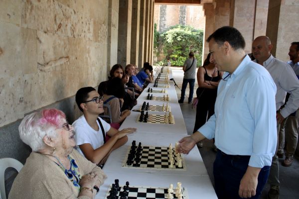 El Ayuntamiento de Albacete subraya la presencia del ajedrez en la Feria Deportiva con partidas simultáneas de exhibición