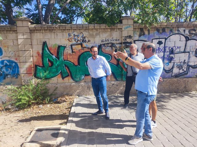 El concejal de proximidad de Albacete estudiará las peticiones para mejorar el centro sociocultural y las calles del barrio de San Antonio Abad