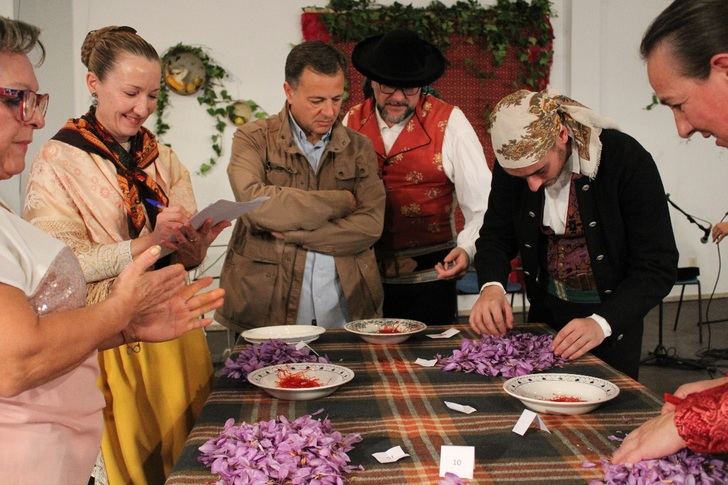El alcalde muestra su apoyo al folklore y la tradición en el Festival de la Rosa del Azafrán celebrado en Santa Ana