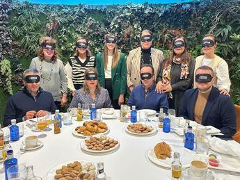 El Ayuntamiento de Albacete participa en un “Desayuno a ciegas” para sensibilizar a la sociedad de la problemática de los invidentes