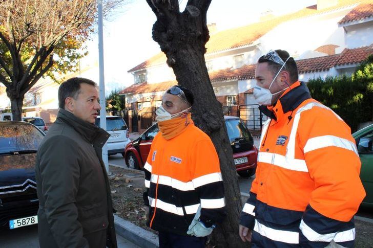 El alcalde de Albacete visita a los trabajadores de limpieza viaria y les agradece su sobreesfuerzo en estas fechas