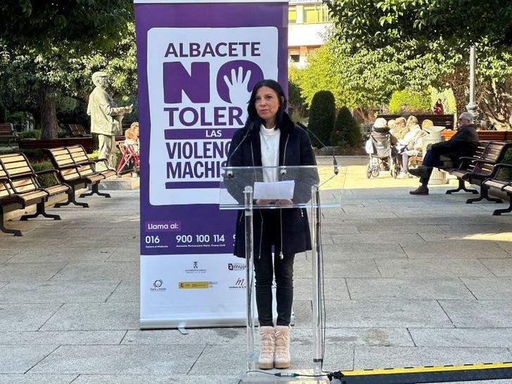 La Asociación “Quijote” realiza una lectura de textos contra la violencia de género, dentro de los actos del 25-N en Albacete