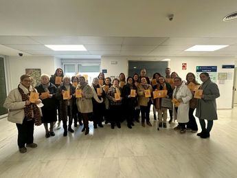 Usuarios del Programa de Autonomía Personal de Albacete realizan tarjetas navideñas para pacientes ingresados en hospitales