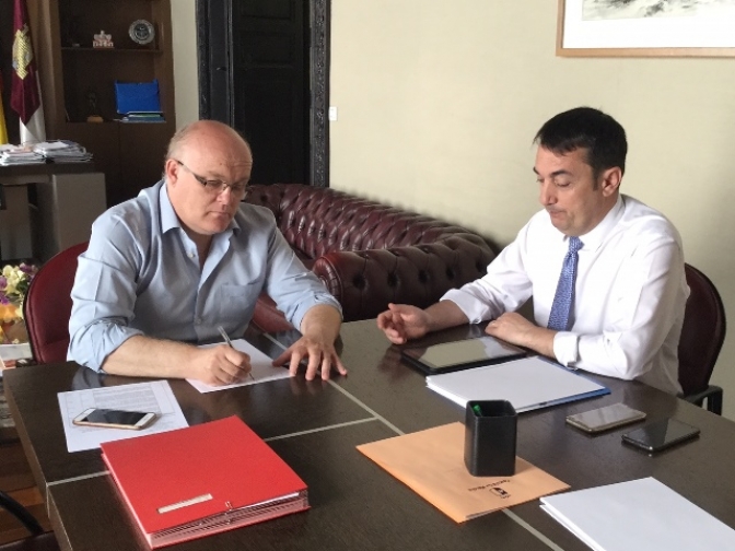 La Junta de Albacete y el alcalde de Povedilla analizan proyectos de colaboración entre ambas administraciones