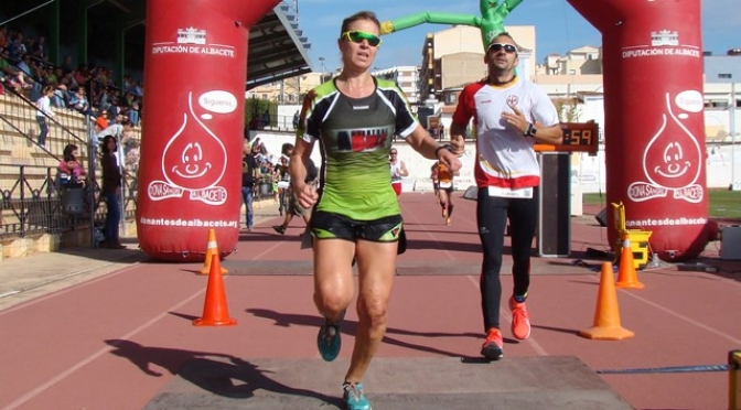 Teresa Nimes (Adventura Hellín) y Pedro Amores (CA Albacete), ganadores de la Maratón de Hellín