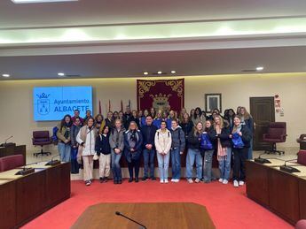 El concejal de Educación de Albacete recibe a un grupo de alumnas inglesas, y reconoce el papel de los intercambios a nivel lingüístico y cultural