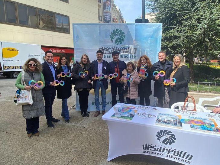 Llanos Navarro reafirma la voluntad del Ayuntamiento de Albacete de apoyar las actividades de concienciación sobre el autismo