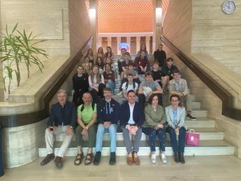 Alumnos daneses visitan el Ayuntamiento de Albacete en un proyecto de intercambio