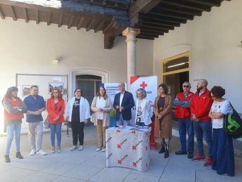Llanos Navarro anima a visitar una exposición que defiende los derechos de la infancia, de la Primavera Solidaria de Albacete