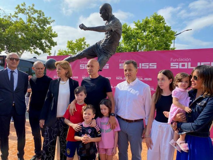Manuel Serrano visita con Iniesta la estatua del gol del Mundial, y le agradece que ha consolidado la Marca Albacete