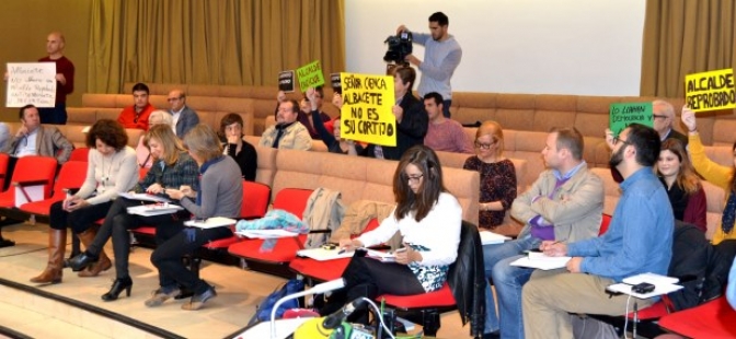 El Pleno del Ayuntamiento de Albacete, marcado por las recriminaciones al alcalde por su talante nada democrático