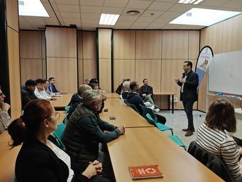 Carlos Calero preside el sorteo de 38 vacantes en el mercadillo Los Invasores para revitalizar la zona
