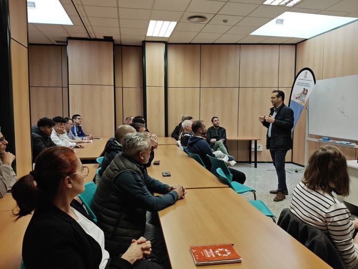 Carlos Calero preside el sorteo de 38 vacantes en el mercadillo Los Invasores para revitalizar la zona