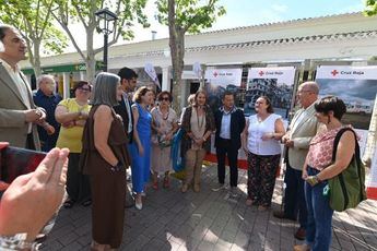 Serrano inaugura la exposición Respetemos las Leyes de la Guerra de Cruz Roja en la Feria
