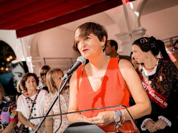 Elena Serrallé inaugura el stand de la Universidad Popular en la Feria de Albacete