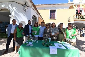 El alcalde Manuel Serrano y la concejala Llanos Navarro apoyan a la AECC en su cuestación ferial