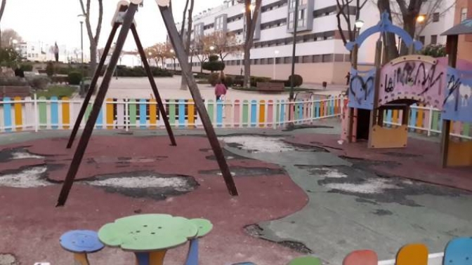 Los vecinos que viven junto al ‘Puente de Madera’ se quejan del pésimo estado del parque infantil