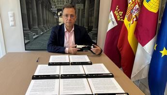 Serrano envía navajas a Sánchez y Feijóo para defender la cuchillería albaceteña