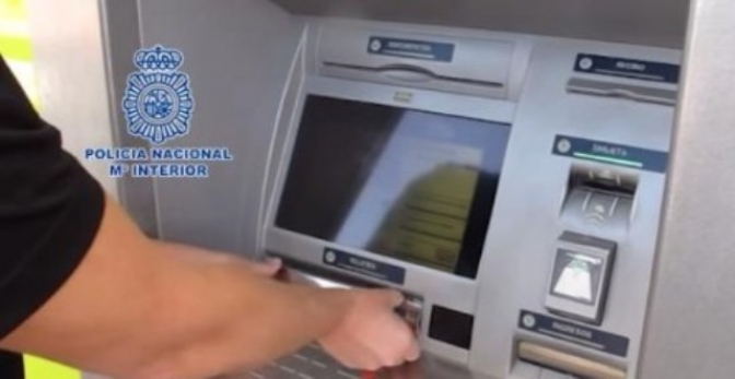 Roban en la oficina de Caixabank de Campollano, por un butrón para llevarse el dinero del cajero automático