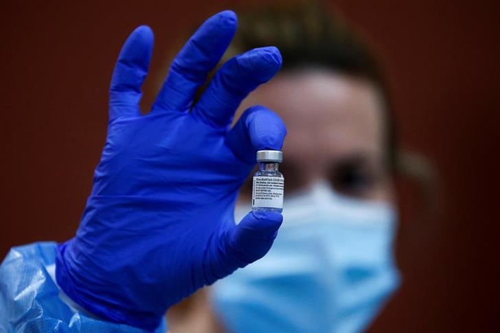 La UE pacta con Pfizer adelantar 50 millones de dosis para cubrir los retrasos de Janssen y AstraZeneca