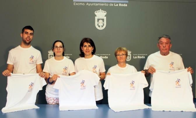 Presentadas las camisetas conmemorativas del 75 aniversario de las fiestas patronales de La Roda