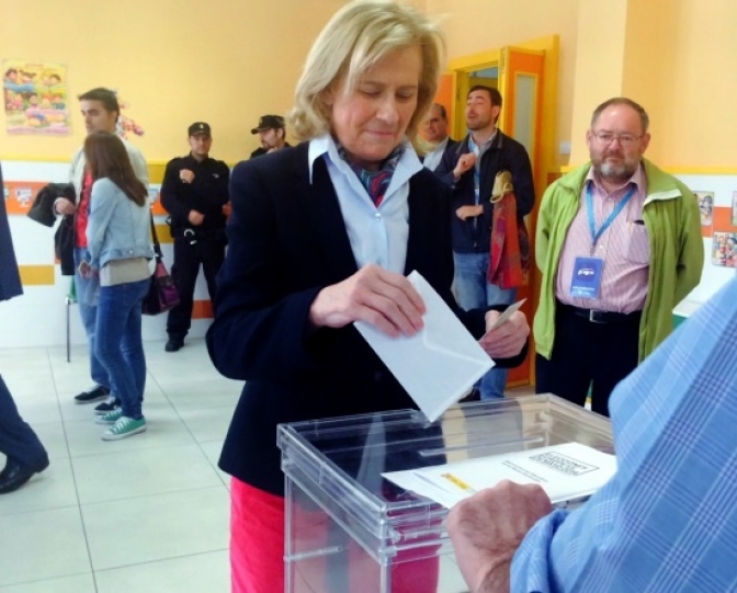 La alcaldesa Carmen Bayod también ejerció pronto su derecho al voto