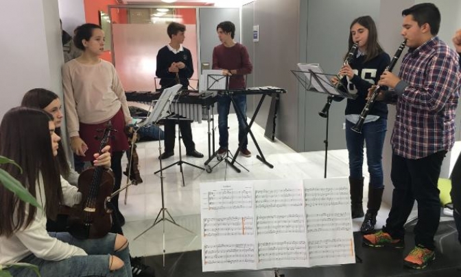 Alumnos y profesores de la Escuela Municipal de Música y Danza de Hellín ofrecieron varias conciertos en el Hospital