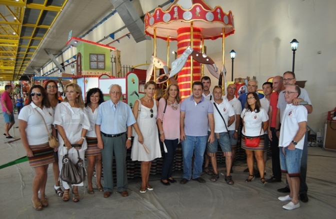 Las carrozas de la cabalgata de la Feria 2014 del día 7 están preparadas para el desfile