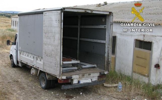 La Guardia Civil detiene a un hombre por robar en varias granjas de Almansa