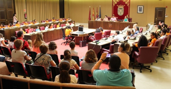 Los niños saharauis que llegan en el programa ‘Vacaciones en Paz’ son recibidos en el Ayuntamiento de Albacete