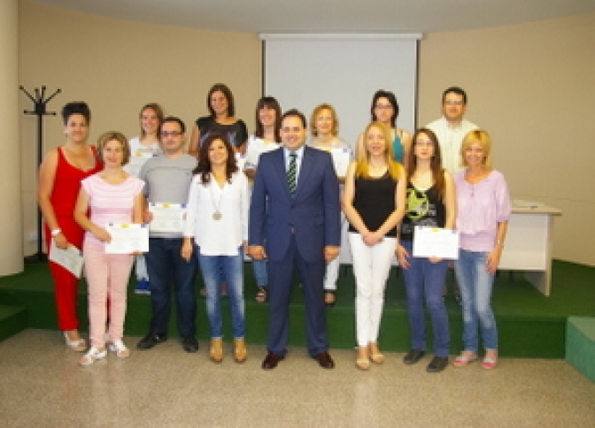Alcalde de Almansa entrega los diplomas del curso de gestión de microempresas