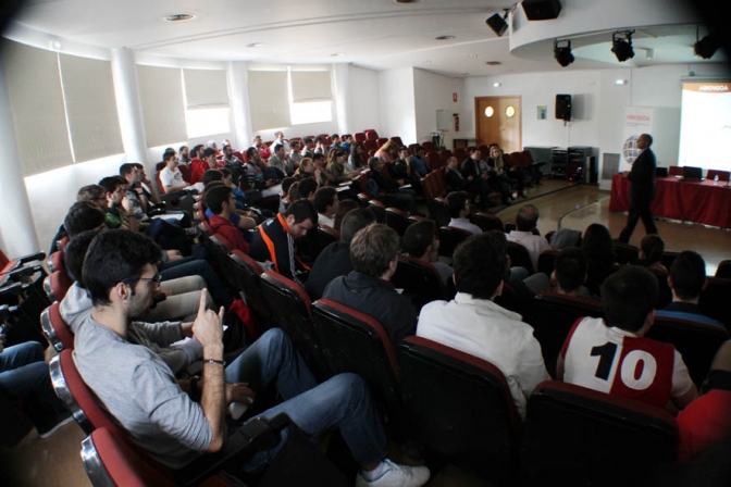 Estudiantes de la UCLM participan en un taller formativo sobre tecnología termosolar impartido por Abengoa