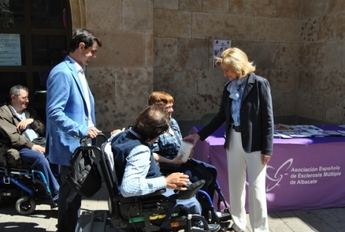 La cuestación del Día de la Esclerosis Múltiple contó con la presencia de varios políticos de la ciudad