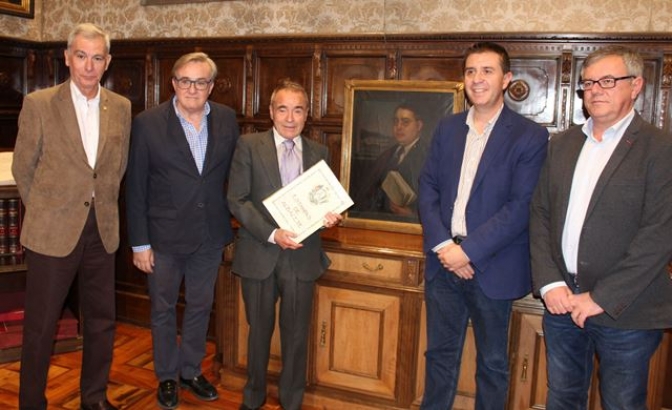 Artemio Precioso dona a la Diputación de Albacete un retrato del ilustre hellinero pintado por Julio Romero de Torres