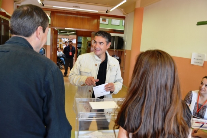 El socialista Manuel González Ramos votó en el instituto Diego de Siloé