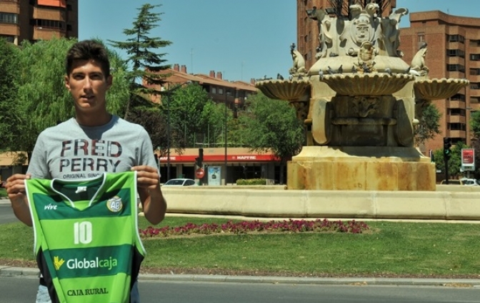 El alero local Juan Carlos Vilches renueva con el Albacete Basket