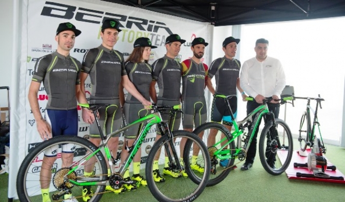 Presentación oficial en Albacete del equipo UCI de Berria Bike, que debuta los días 21 y 22 en Extremadura