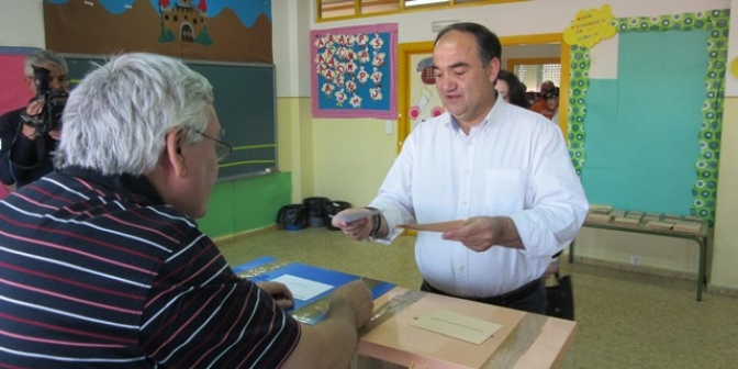 Valentín Bueno votó en el colegio Giner de los Ríos