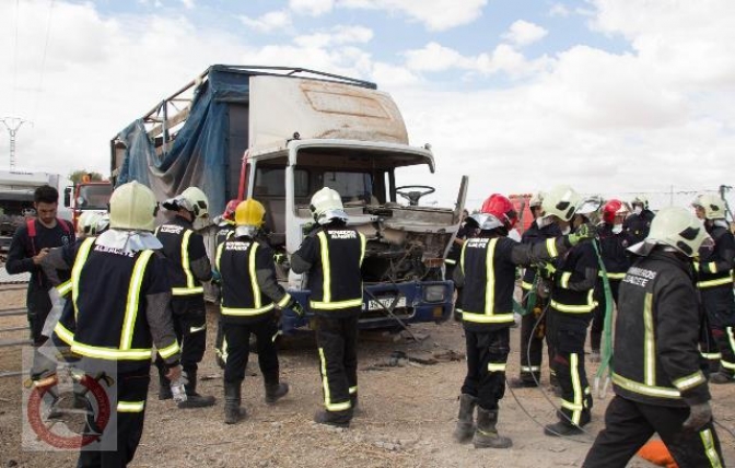 El Servicio Contra Incendios y Salvamento del Ayuntamiento realiza un curso de intervención en accidentes de tráfico en vehículos pesados
