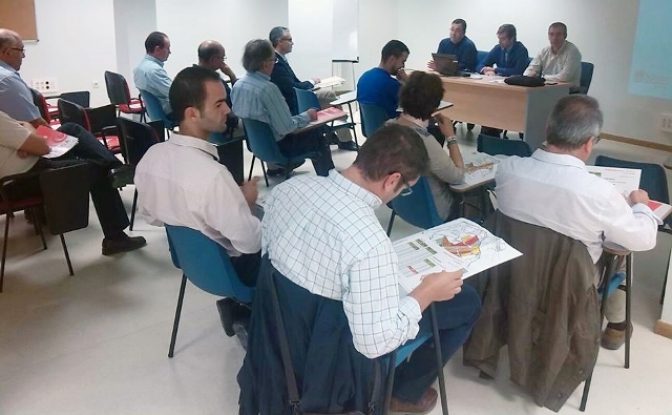Una quincena de empresarios asistieron en La Roda a la charla informativa de SEPES sobre la bajada de precios en suelo industrial