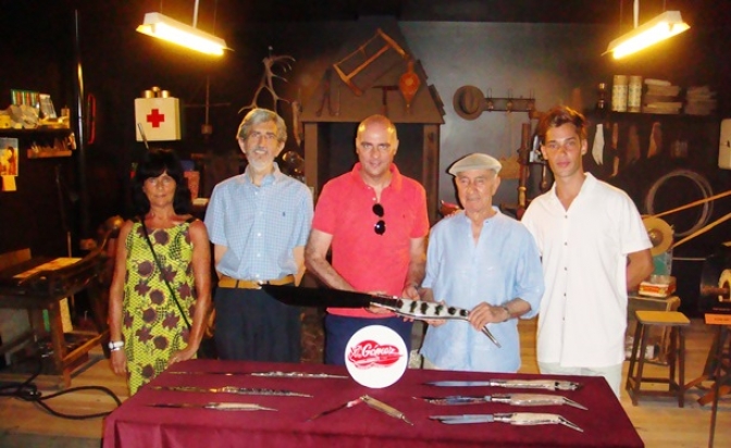 El Museo de la Cuchillería de Albacete recibe ocho piezas artesanas de la familia Gómez