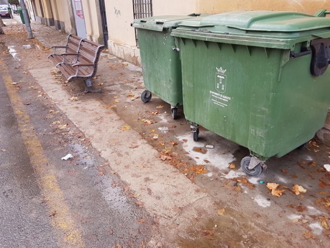 Soriano denuncia que la parada de autobús de la carretera de Las Peñas rebosa entre basura y excrementos