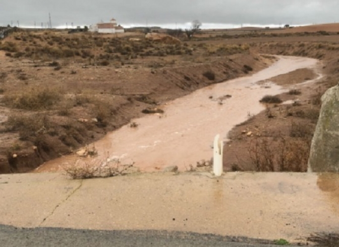 Almansa suspende clases y cierra parques por las fuertes lluvias y preocupa el nivel del pantano