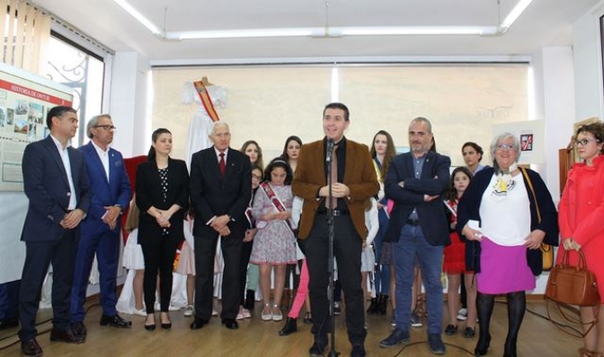 Cabañero asiste en Ontur a la inauguración de una exposición fotográfica sobre las Fiestas de Sán José