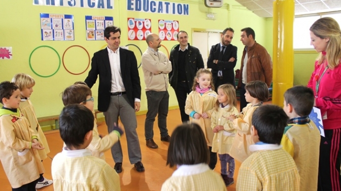 El CEIP Benjamín Palencia recibe una de las placas del programa ‘Castilla-La Mancha +Activa’