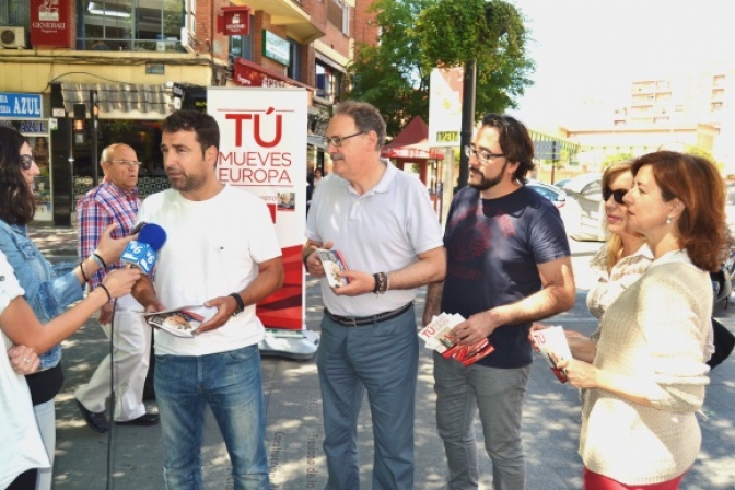 El PSOE de Albacete instaló una mesa informativa para pedir la confianza a los ciudadanos en la Avenida de Isabel La Católica