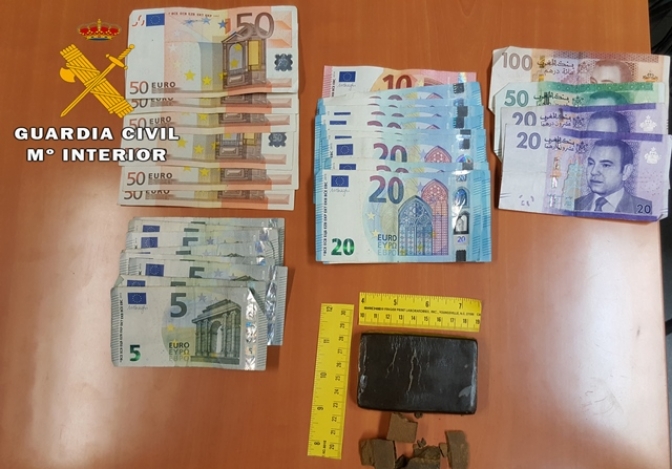 La Guardia Civil detiene en Caudete a dos personas que transportaban en un vehículo 109 gramos de hachís