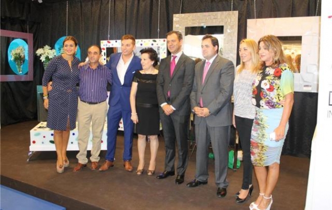 El presidente de la Diputación visita a los expositores albaceteños presentes en la Feria del Mueble de Yecla