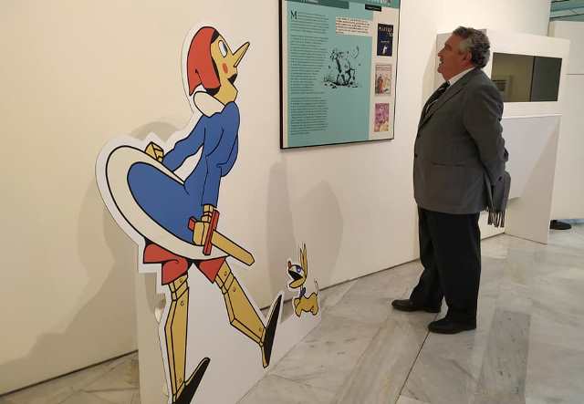 Luis Miguel Atiénzar visita la exposición sobre la censura de obras de la literatura infantil y juvenil