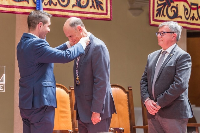 El investigador hellinero Juan Carlos Izpisúa recibe la medalla de oro de honor de la provincia de Albacete